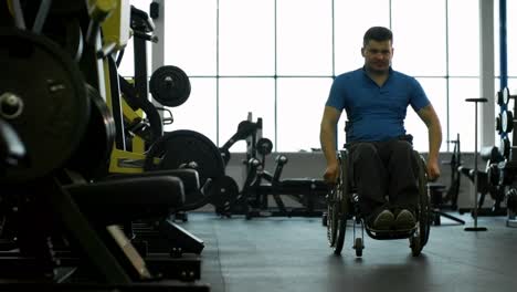 Motivierte-Paraplegic-Mann-im-Fitness-Studio