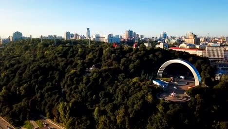 Friendship-Arch-Kiew-(Kiew)-und-Zentrum-in-die-Stadt.-Luftbild-Drohne-Videomaterial-von-oben.-Morgenlicht