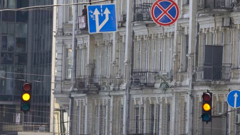 Die-Ampel-regelt-den-Verkehr-von-Kraftfahrzeugen