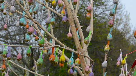 Ostereier-auf-einem-Baum-im-Wind-wiegenden