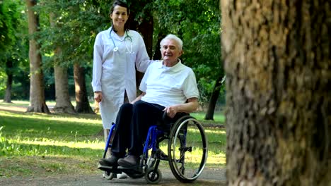 Nieta,-enfermera,-cuidado-de-ancianos,-niña-(mujer),-abuelo,-feliz,-libertad,-corriendo-en-el-parque.