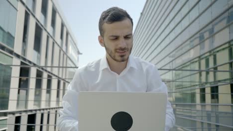 Gerente-de-caucásica-energética-con-chat-de-video-en-laptop