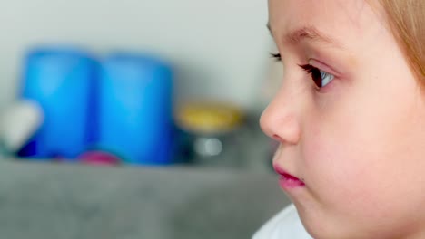 Kindergarten-Mädchen-mit-Gadget-zu-Hause