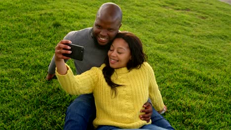 Paar-nehmen-Selfie-mit-Handy-im-Park-4k