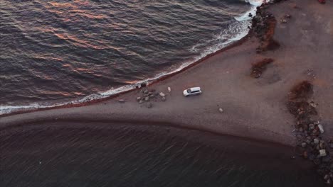 Absteigende-Luftaufnahme-von-Auto-auf-leeren-kalten-Strand