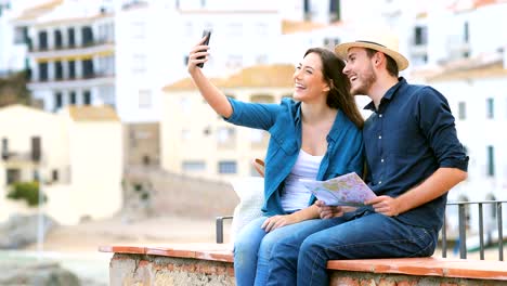 Glückliches-Paar-Touristen-unter-Selfies-mit-einem-smartphone