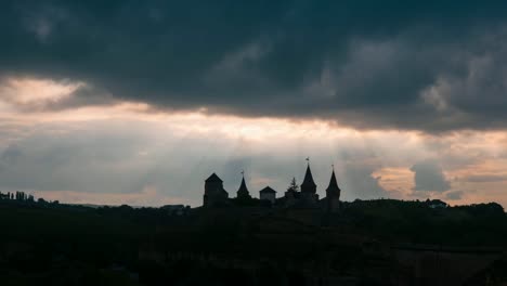 Zeitraffer-der-bewegte-Wolken-über-mittelalterliche-Burg-Kamenez-Podolsk