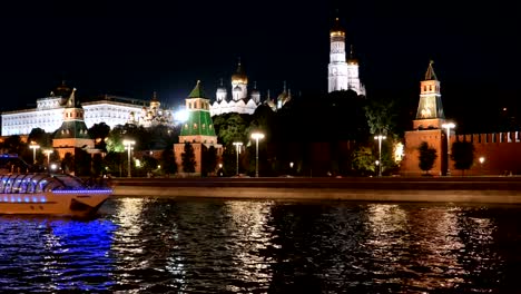 Vista-nocturna-del-río-Moscú-y-Moscú-con-cruceros,-Rusia.