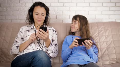 Smartphone-sucht.-Familie-im-Internet.