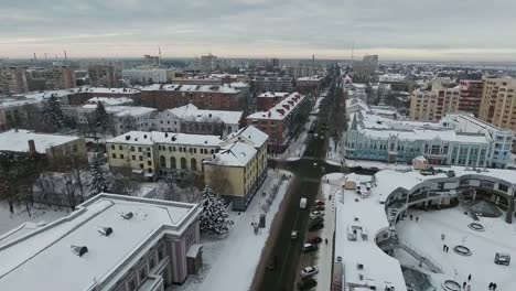 Winterstadt-im-Schnee-mit-Vogelperspektive.