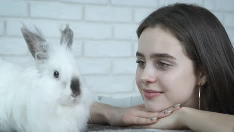 Una-chica-con-un-hermoso-conejo-blanco.