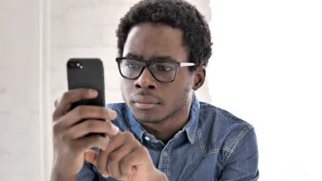 African-Man-Busy-Text-Messaging-auf-Smartphone