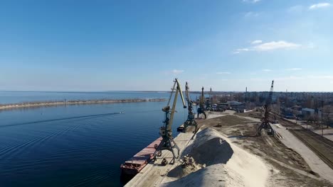 Imágenes-de-drones-aéreos-de-una-torre-Crane-en-la-orilla-del-río.