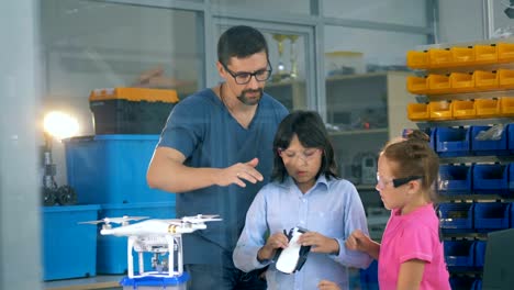 Los-niños-en-la-escuela-exploran-el-helicóptero,-Drone-con-un-maestro-en-una-clase-de-tecnología.