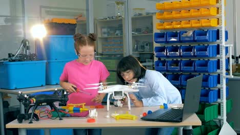 Niños-ensamblando-aviones-en-clase-tecnológica.