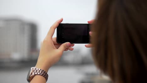 Mit-Smartphone-die-Hände-asiatischer-Frau-schließen-Senden-von-Foto-Social-Media-neben-Zaun-am-Fluss