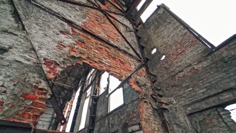 Interior-de-la-fábrica-abandonada