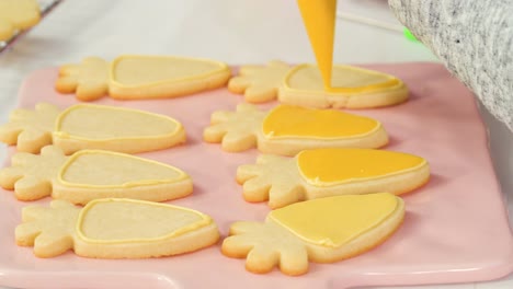 Decoración-de-galletas-de-azúcar-de-Pascua-con-glaseado-real.