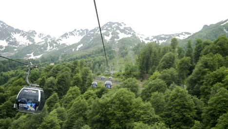 Flug-der-Kamera-über-Berge