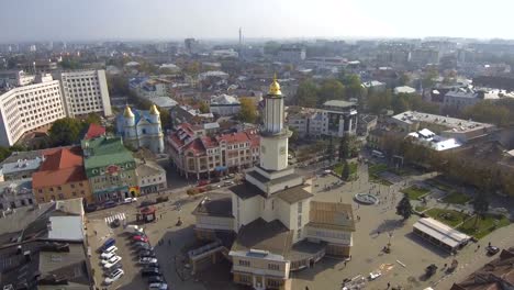 Das-historische-Zentrum-der-Stadt-Ivano-Frankivsk,-Ukraine,-mit-dem-Gebäude-des-Rathauses.