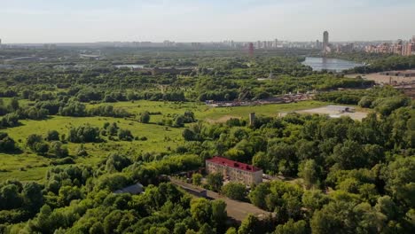 Luftblick-auf-die-Metropole-an-einem-Sommertag-von-der-Flussaue-und-Grünflächen