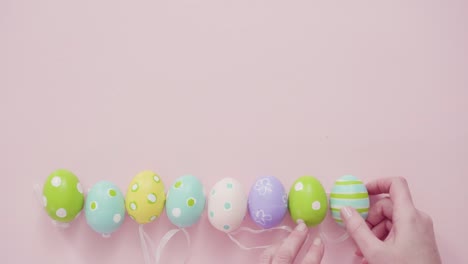 Huevos-de-Pascua-pintados-sobre-un-fondo-rosa.