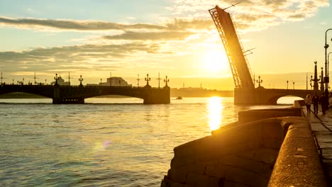 St.-Petersburg-Zeitraffer-Palastbrücke.-Weiße-Nächte-in-St.-Petersburg.-Schönes-Stadtbild