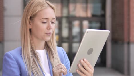 Junge-Geschäftsfrau-mit-Tablet-Outdoor