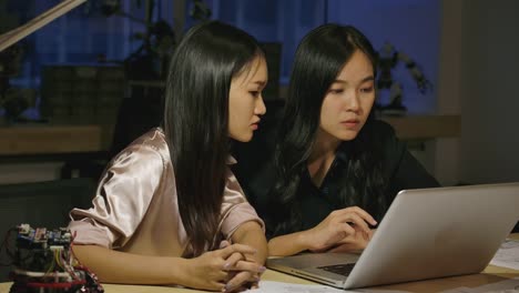 Frau-Elektronik-Ingenieure-Prüfung-Projekt-bei-Office.-Zwei-asiatische-Frauen-vergleichen-Daten-auf-einem-Personal-Computer.-Menschen-mit-Technologie--oder-Innovationskonzept.