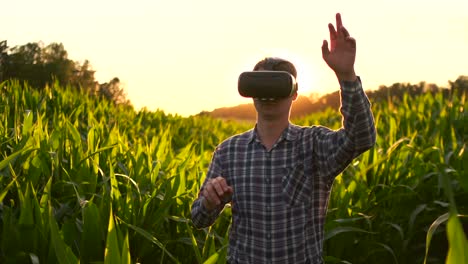 El-futuro-agricultor-utiliza-gafas-de-realidad-virtual-para-gestionar-las-plantaciones-de-maíz-y-controlar-la-calidad-de-las-plantas-al-atardecer-en-el-campo