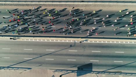 Marathonlauf-auf-der-Straße.-Aufnahme-von-Top-Ansicht