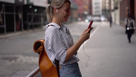 Efecto-a-cámara-lenta-de-la-alegre-bloguera-de-viajes-en-auriculares-electrónicos