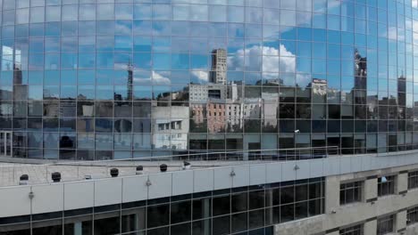 Stadtreflexionen-in-Wolkenkratzerfenstern-Ausluftaufnahme