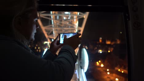 Riesenrad.-Ein-Riesenrad-dreht-sich-vor-dem-Hintergrund-des-Nachthimmels.-Nahaufnahme-eines-Riesenrades-mit-Nachtbeleuchtung.-beleuchtete-Riesenradkonstruktion,-die-sich-vor-dunklem-Nachthimmel-Hintergrund-dreht.