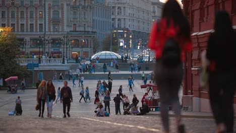 Moskau,-Russland---12.-August-2019.-Die-Menschen-laufen-durch-das-Stadtzentrum-in-der-Nähe-des-roten-Platzes-und-des-Kremls,-sie-entspannen-und-haben-Spaß