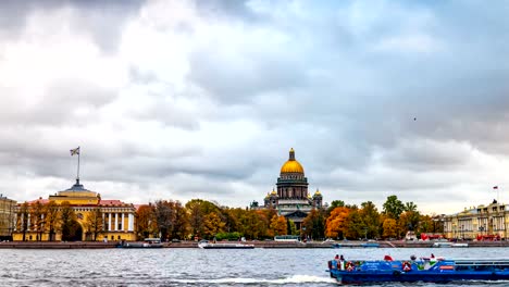 San-Petersburgo,-Rusia,-vista-de-fotografía-de-lapso-de-tiempo-de-la-Catedral-de-San-Isaac,-timelapse-de-otoño