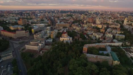 Arquitectura-de-la-ciudad-en-el-paisaje-del-cielo-nocturno.-Vista-aérea-templo-cristiano-en-la-ciudad