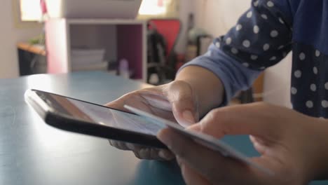 Mujer-comprando-en-línea-en-casa-con-tarjeta-de-crédito,-banca-en-línea-con-teléfono-inteligente.