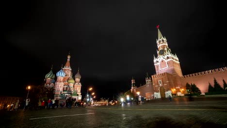 Hiperlapso-de-lapso-de-tiempo-de-noche-de-la-Plaza-Roja-del-Kremlin-en-la-ciudad-de-Moscú