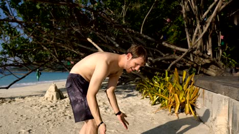 Travel-Vlogger-im-Gespräch-mit-der-Kamera-und-Filmen-am-Schönen-Strand-in-exotischer-Lage