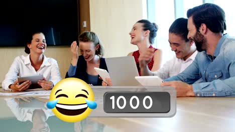 Geschäftsleute-lachen-im-Büro-und-Gesicht-mit-Tränen-der-Freude-Emoji-4k