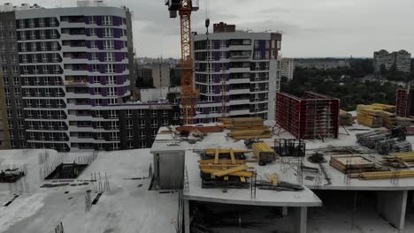 Toma-aérea-de-la-construcción-de-casa-residencial.-Torre-de-construcción-crain-de-pie-junto-a-la-casa.-4K