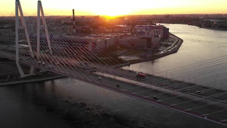 Vista-aérea-o-superior-desde-el-dron-de-puente-de-hormigón-con-carretera-de-asfalto-o-carretera-sobre-el-gran-río-con-el-tráfico-de-coches-de-la-ciudad,-transporte-urbano,-tonizado