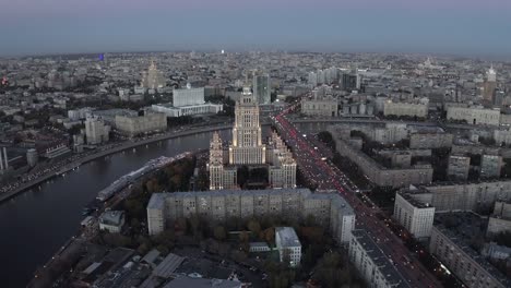 Ciudad-de-Moscú-con-el-río-Moscú-en-la-Federación-Rusa,-horizonte-de-Moscú-con-el-rascacielos-de-la-arquitectura-histórica,-vista-aérea,-Rusia,-4K