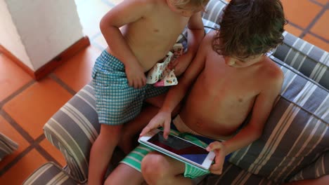 Niños-que-usan-tecnología-de-tabletas-en-casa