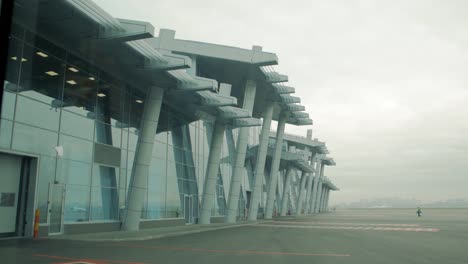 El-edificio-del-aeropuerto-al-aire-libre