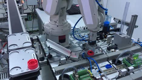 Industrie-4.0-Smart-Factory-Konzept;-Roboterarm-montiert-das-Produkt