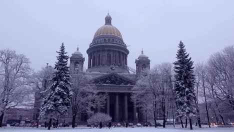 Catedral-de-San-Isaac.-árboles-de-nieve-en-invierno,-atenuar-la-iluminación