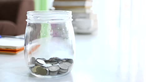 Time-lapse-of-increase-money-coins-in-the-glass-jar