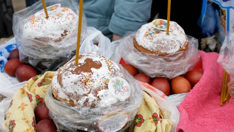 Das-herrliche-fest-von-Ostern.-Christus-ist-auferstanden.-Heiligung,-gekennzeichnet-mit-Weihwasser